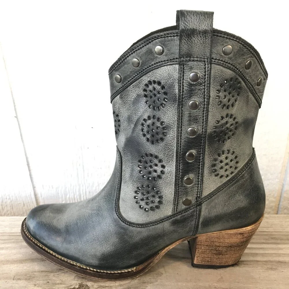Dingo Cutouts and Studs Womens Gray Leather Western Ankle Boots 9.5 M DI790